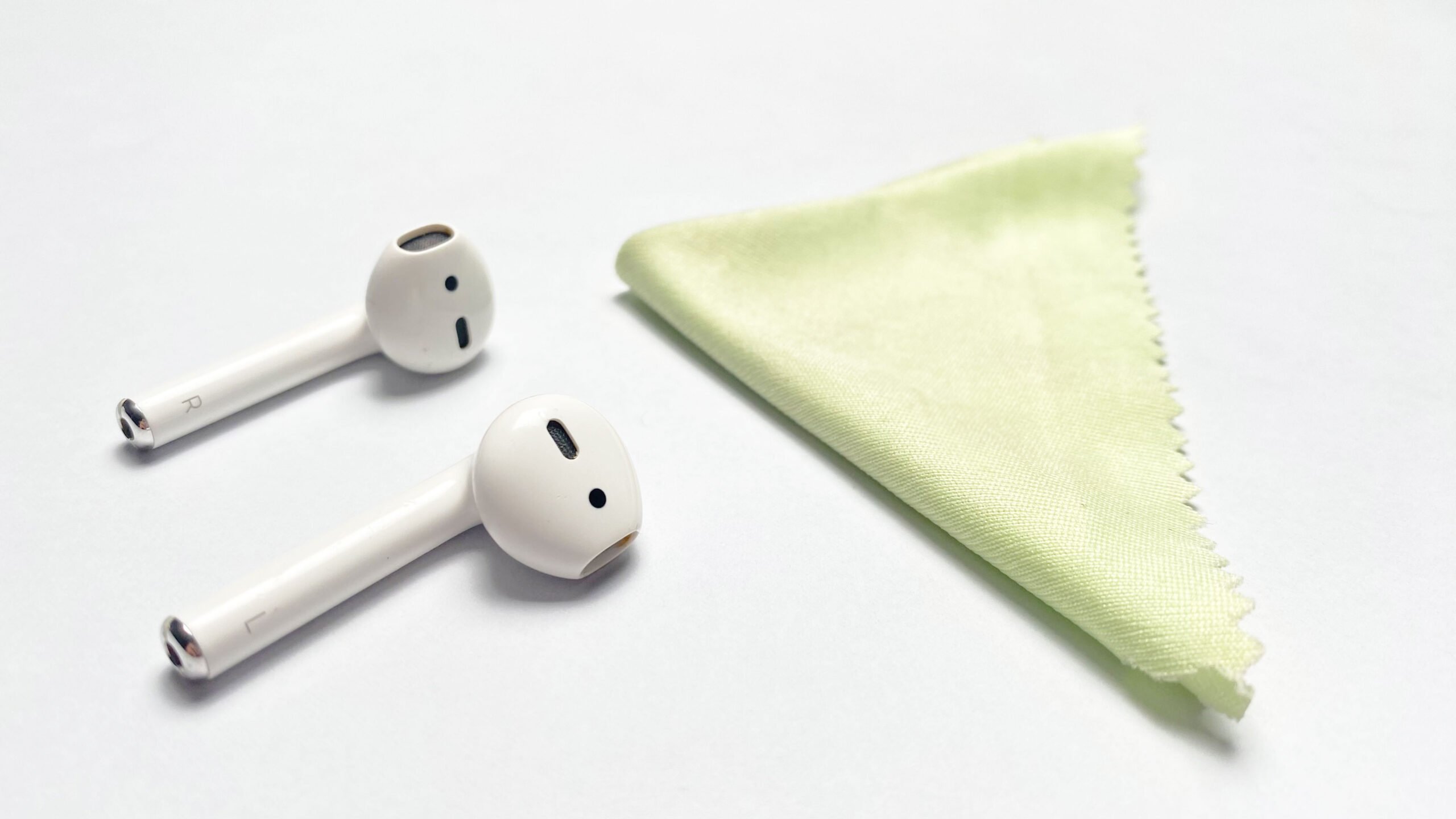 Cara Terbaik Untuk Membersihkan AirPods Anda (Panduan Langkah Demi ...